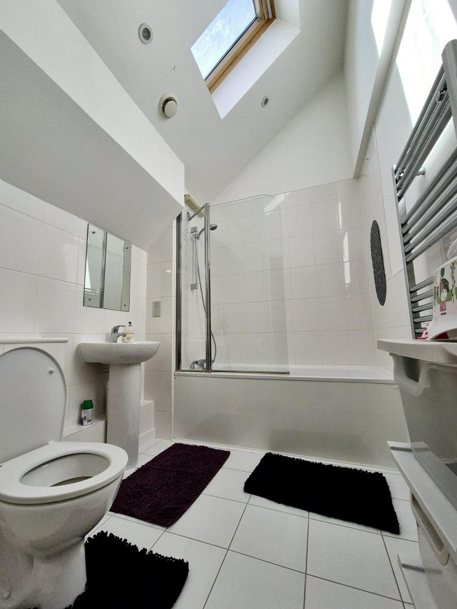 Explore London: 2 Bedroom House In Wood Green Экстерьер фото